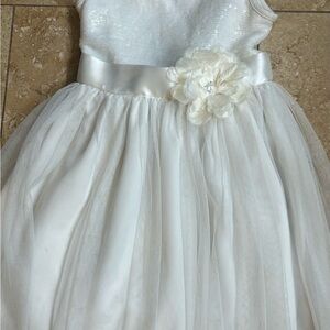 Elegant White Kids Dress with Floral Accent size 6